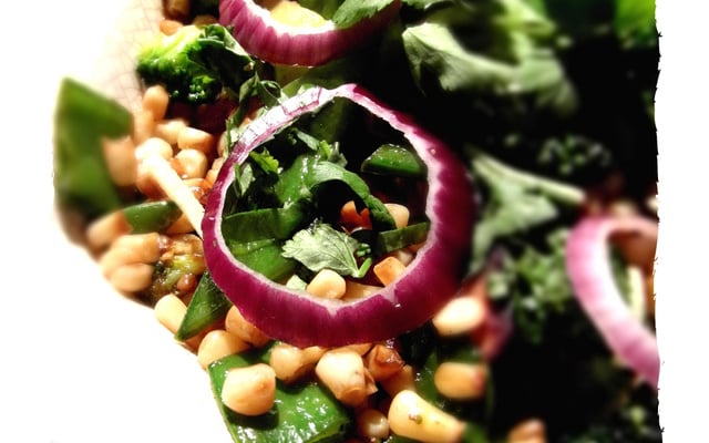 Maïs blanc et légumes verts sautés à l'asiatique