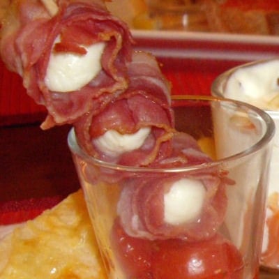 Brochettes de lard, mozzarella, tomates