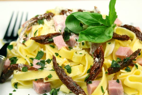 Tagliatelles au jambon, tomates séchées, basilic