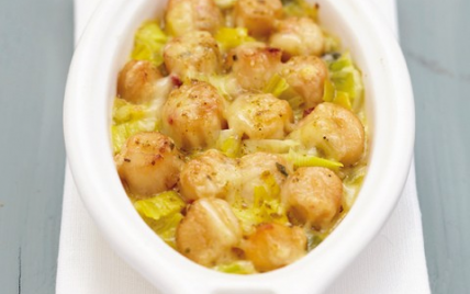 Gratin d'emmental grand cru sur poireaux fondants et pétoncles au curry