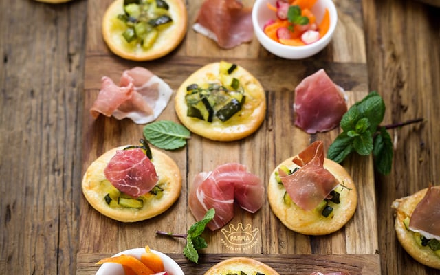 Mini pizza aux courgettes, jambon de Parme AOP