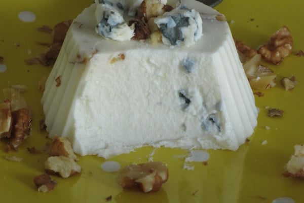 Panna cotta au roquefort Papillon, figues et noix concassées