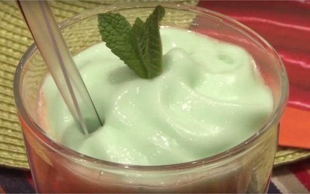 Soupe de melon glacée et écume de chlorophylle