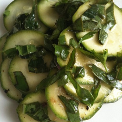 Courgettes crues marinées