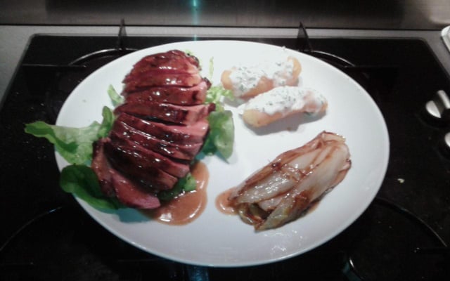 Magret de canard sauce miel / pain d'épice et ses endives sautées