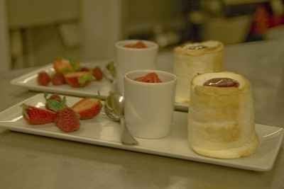 Soufflé au citron vert et coulis de fraise, sorbet fraise estragon et fruits frais