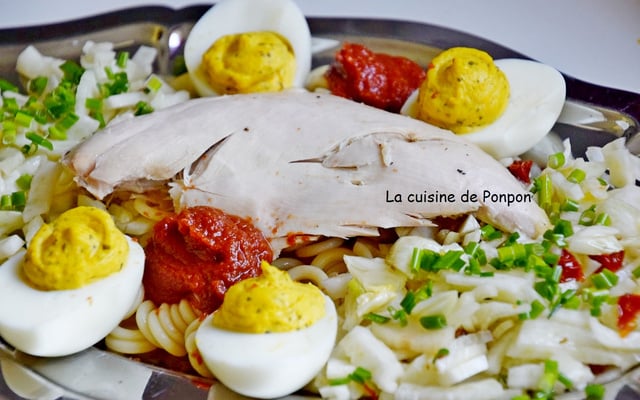 Salade de fenouil aux tomates séchées, œufs durs farcis et filet de pintade
