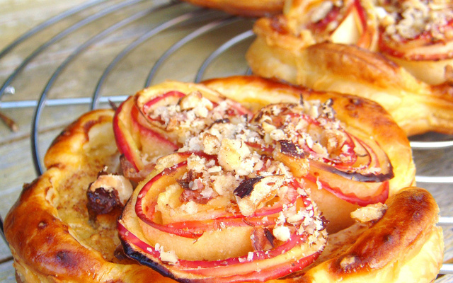 Tartelettes aux pétales de pommes, cannelle et noisettes