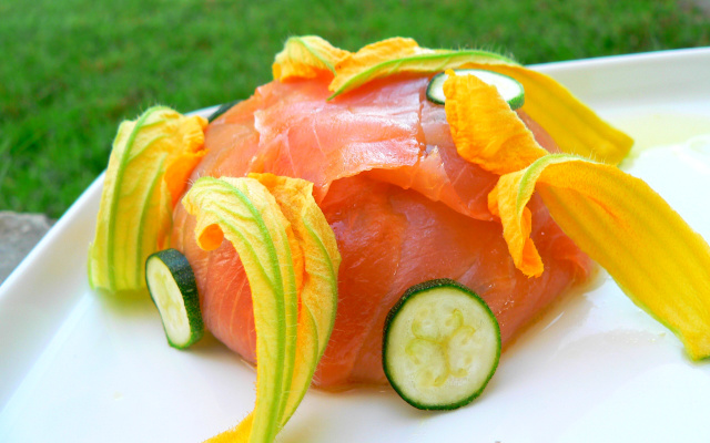 Timbale de saumon à la courgette épicée