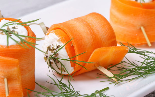 Rouleaux de carottes garnis au fromage frais