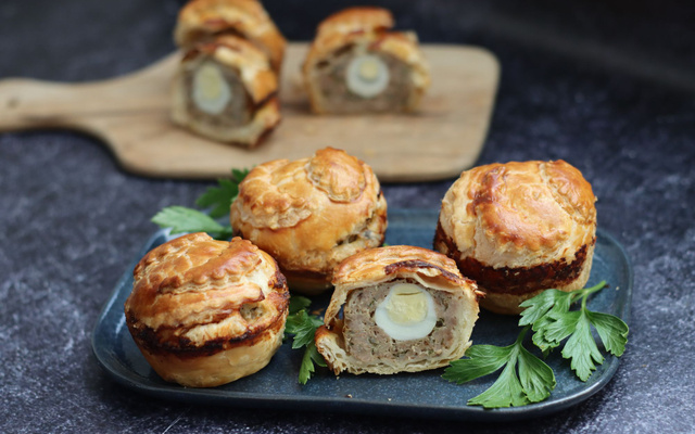 Mini pâté feuilleté au veau et oeuf de caille