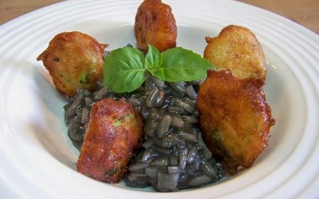 Risotto à l'encre de seiche et beignets de courgettes