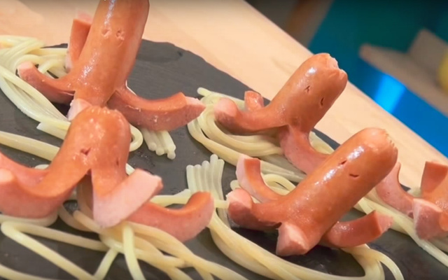 Spaghetti-saucisse en forme de pieuvre