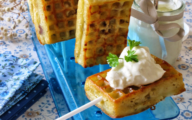 Sucette de mini gaufres au roquefort papillon®, noisette, amande et pistache