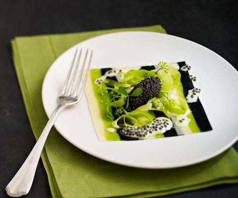 Fines lasagnes de caviar d'aquitaine, jeunes poireaux à la goutte d'huile d'olive vierge