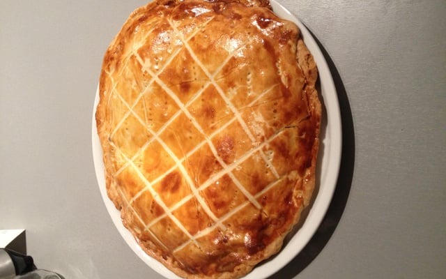 Tourte aux émiettés de confit de canard et pommes de terre sautées aux herbes de Provence