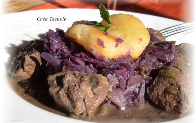 Civet de chevreuil et son chou rouge coiffé de pommes