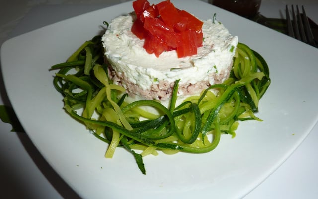 Cœur fondant au thon et chèvre spaghetti de courgettes