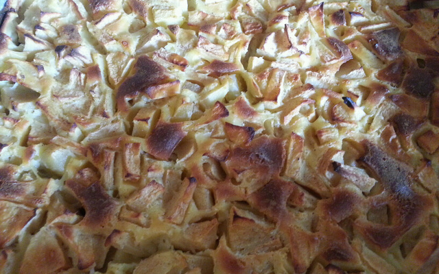 Clafoutis aux pommes et confiture d'abricot
