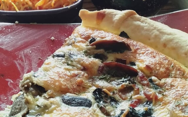 Tarte aux champignons et lardons, salade