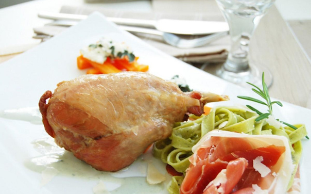 Jambonnette de dinde confite, sauce Roquefort, tagliatelles au basilic et jambon italien