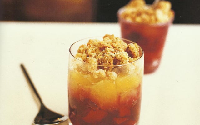 Crumble d'été aux pommes et aux fruits rouges