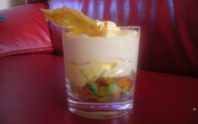 Verrine de petits légumes à l'orange avec sa chantilly de carotte et une tuile gruyère, orange