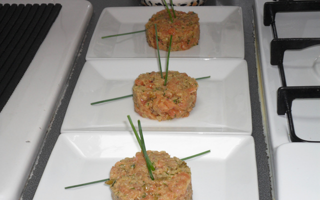 Tartare de Saumon, Cottage Cheese aux Herbes, Crumble à la Moutarde