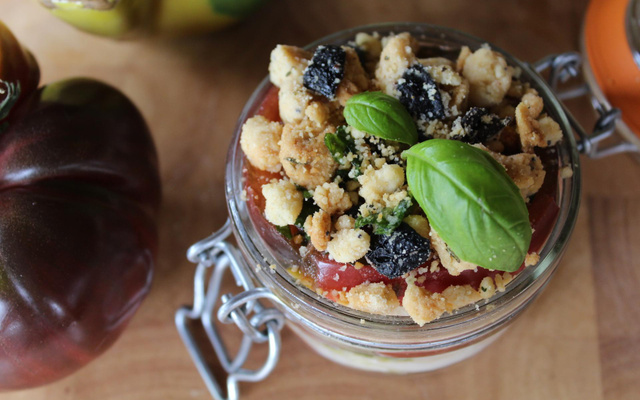 Millefeuille de tomates noires, crumble noisettes et olives
