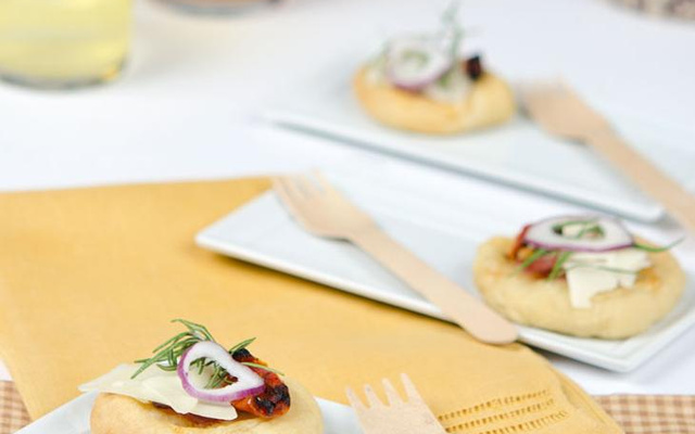 Pizzete ou petites pizza à l'ossau iraty et fromage frais