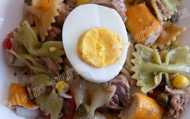Salade de farfalle à la tomate et aux épinards