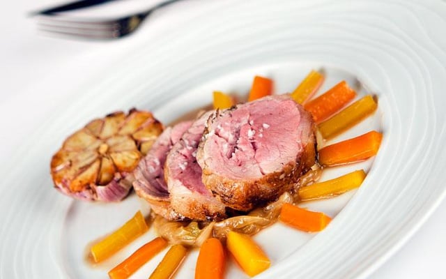 Rôti d'agneau presto au cumin, carottes et tête d'ail au four