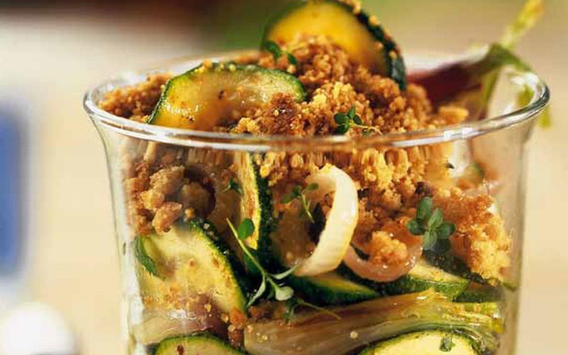 Crumble aux courgettes et aux oignons