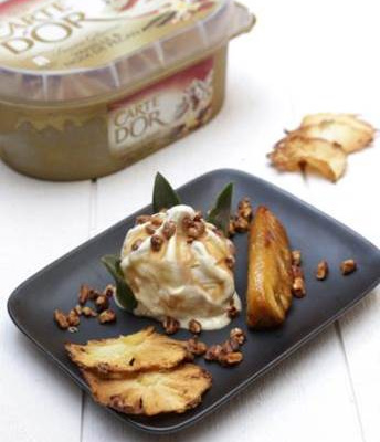 Ananas rôti à la vanille, chips d'ananas, noix de pécan caramélisées et crème glacée Carte d'Or® façon glacier vanille