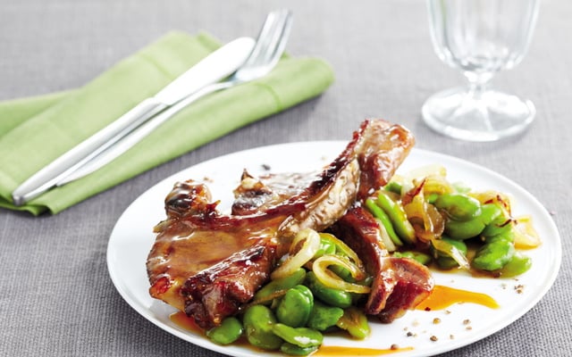 Côtelettes d'agneau laquées aux épices, oignons et fèves vertes