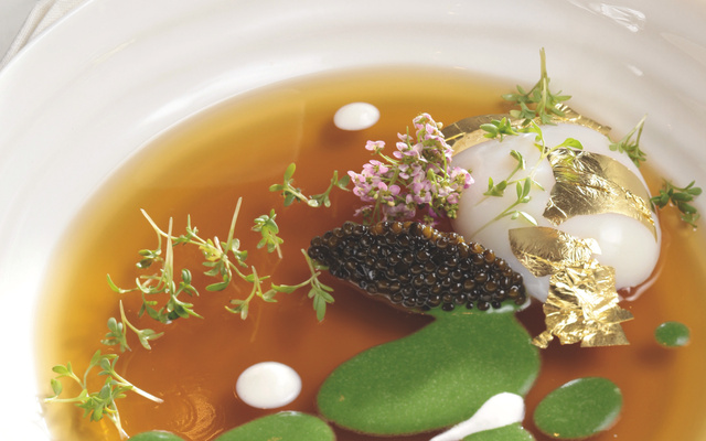 Tendre gelée de bœuf et œuf nacré au cresson fontaine, raifort et caviar