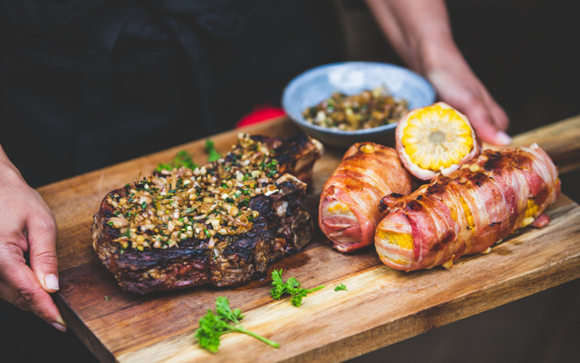 Côte de boeuf à l'asiatique et épis de maïs au bacon