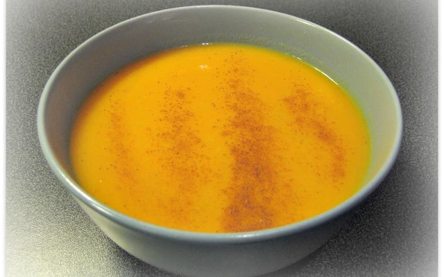 Soupe sucrée salée à la carotte, pomme, orange et cannelle
