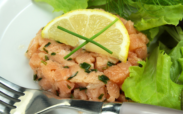 Tartare de pavés de saumon frais, câpres, échalotes et ciboulette