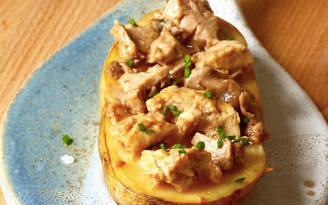 Patate rôtie au foie de morue fumé, sauce orange et balsamique