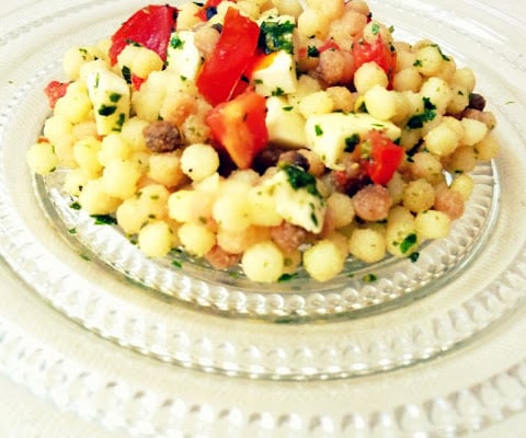 Salade de fregola, mozzarella, tomates et pesto