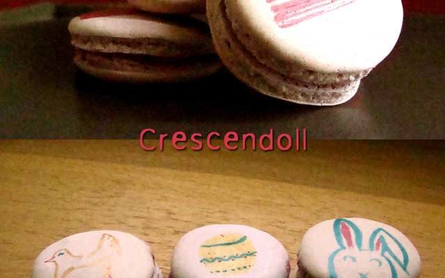 Macarons décorés de Pâques à la framboise et au chocolat blanc