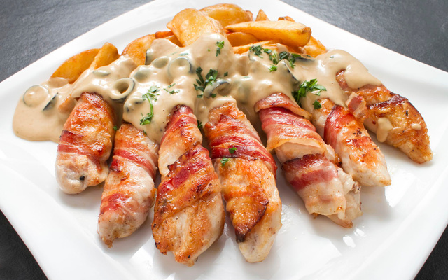 Allumettes au poulet et lard fumé sauce au Gorgonzola
