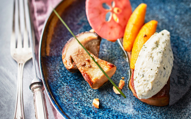 Foie gras poêlé, Tartare® Ail Sauvage, cèpes & pommes caramélisés