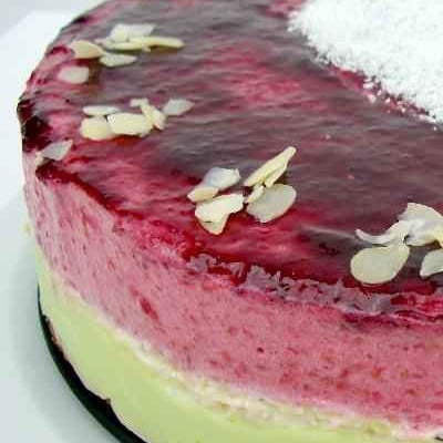 Bavarois à la framboise, pistache et noix de coco