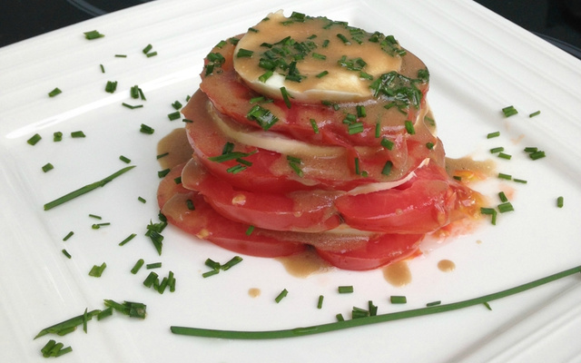 Mille-feuilles de tomates et mozzarella