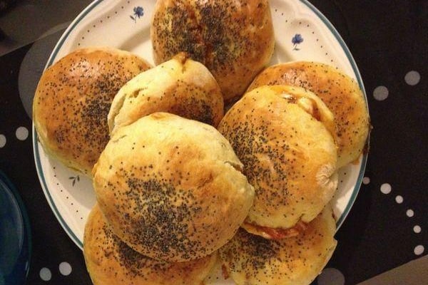 Buns fourrés à la viande de bœuf hachée ou poulet et mozarella