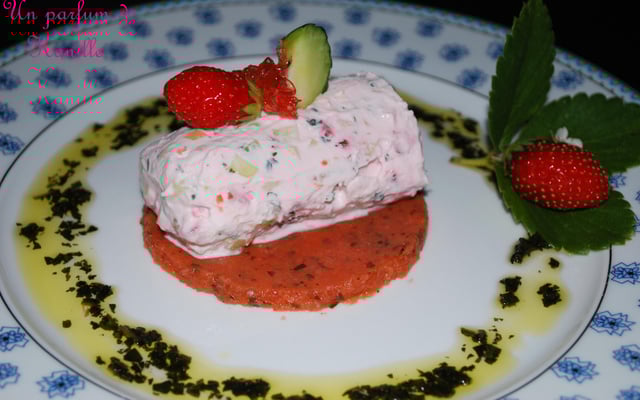 Cylindre de chèvre frais / tomates /courgettes et fraises sur lit de gelée de pesto tomates / fraises