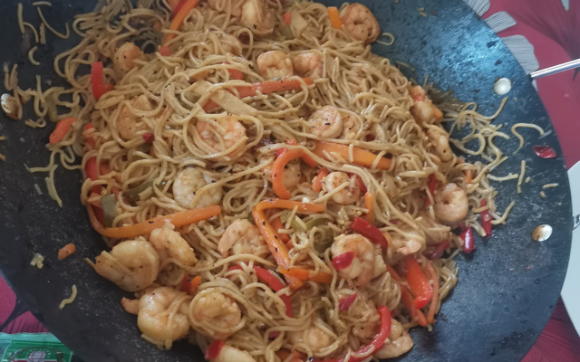 Nouilles sautées aux crevettes caramélisées