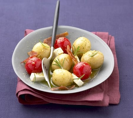 Salade d'apéribilles, tomate, feta et jambon sec au pesto